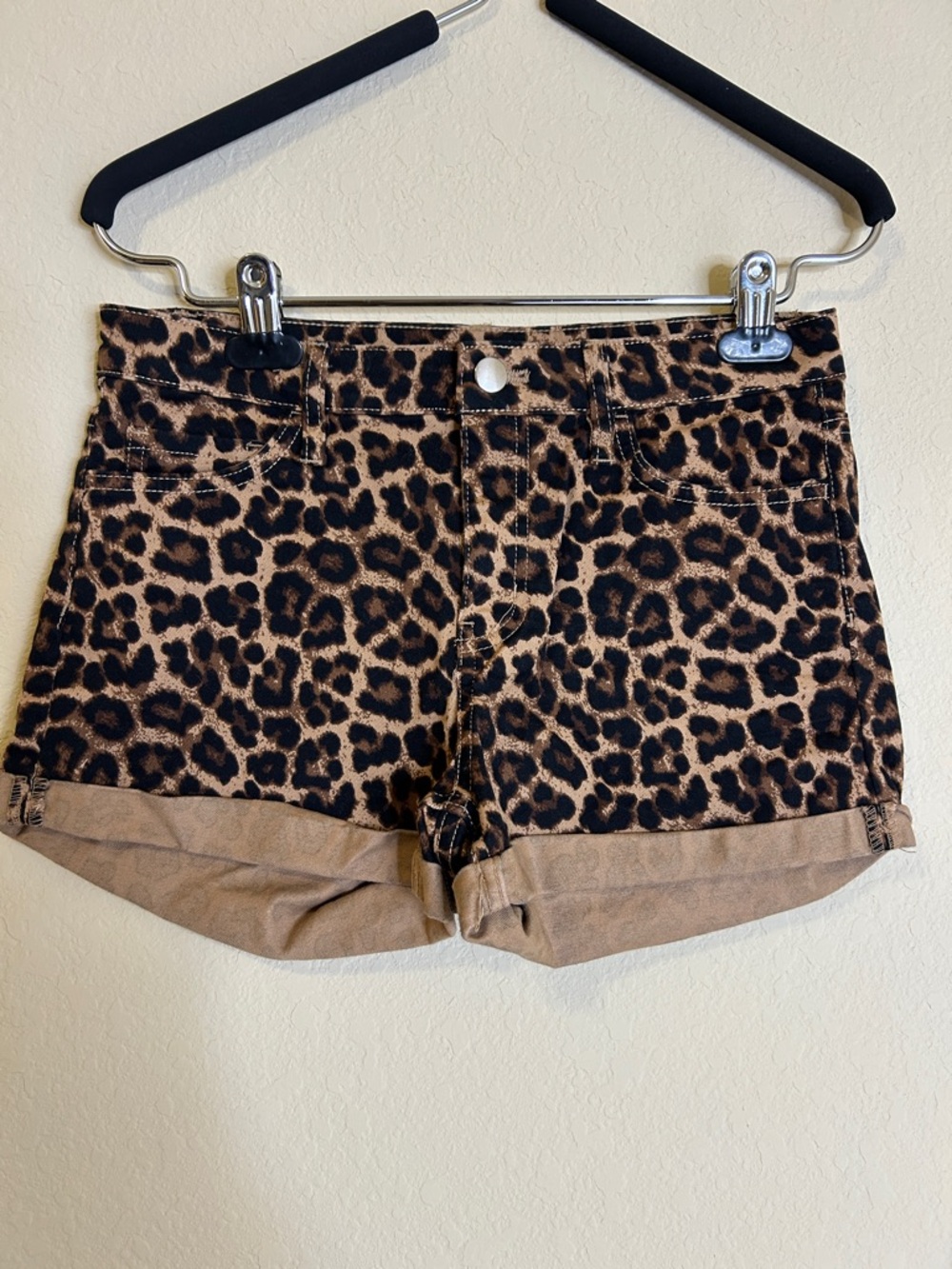 H&M Leopard Print Women's Cuffed Shorts 
Size 4